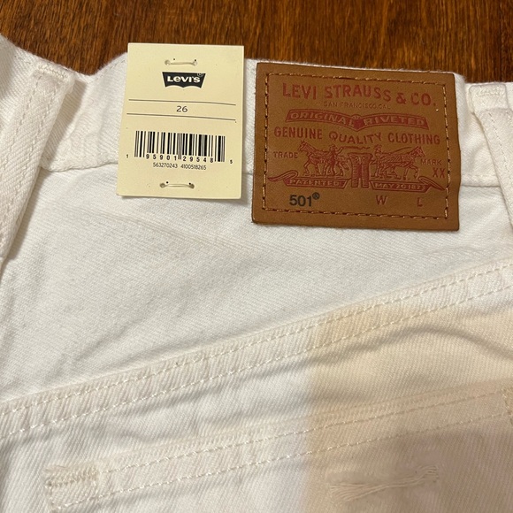NWT Levi's Women's White Distressed Jean Shorts SIZE 26 - Picture 3 of 5